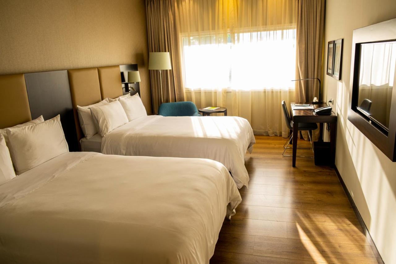 Radisson Hotel Santa Cruz Санта-Крус-де-ла-Сьерра Экстерьер фото