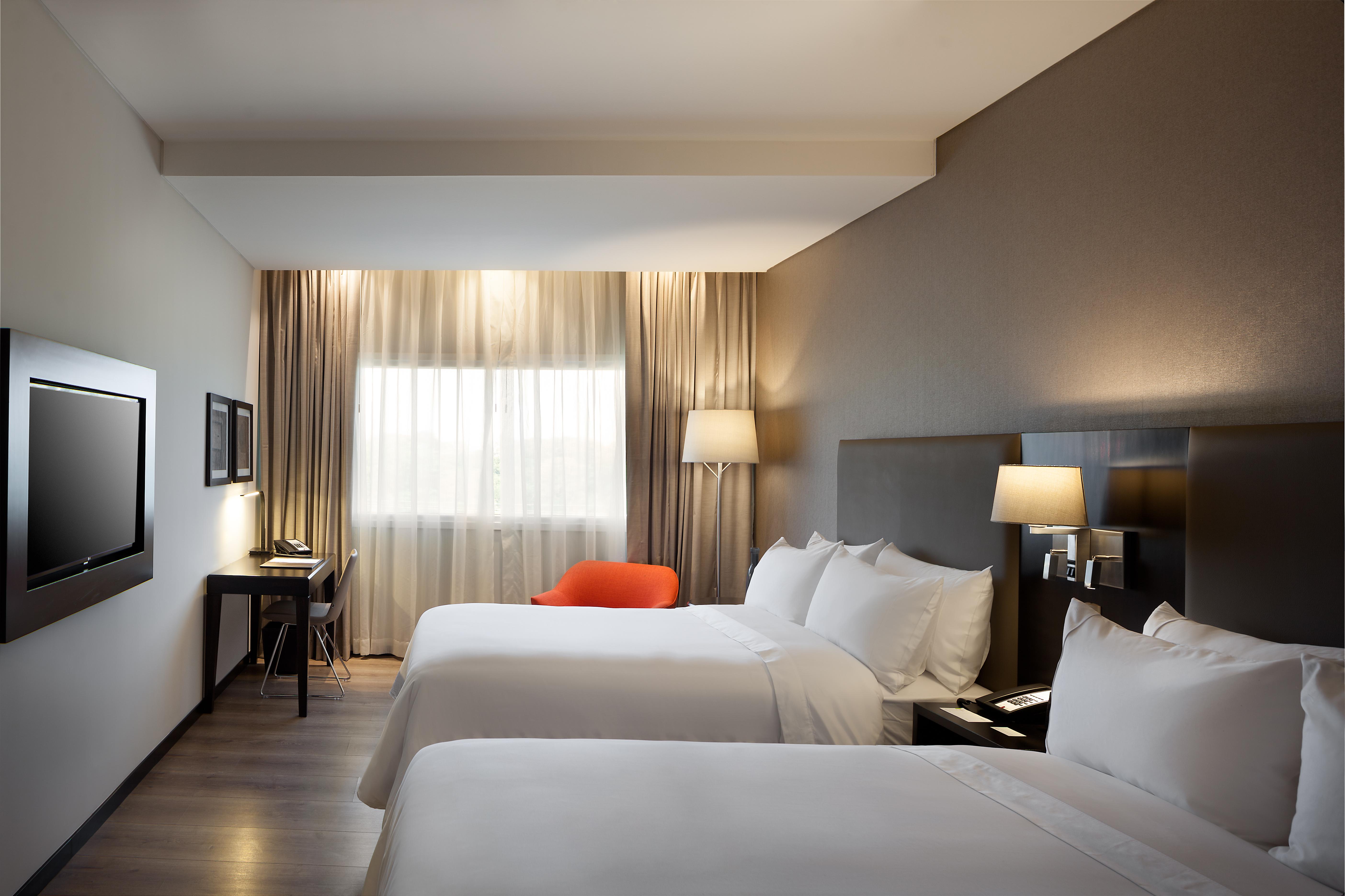 Radisson Hotel Santa Cruz Санта-Крус-де-ла-Сьерра Экстерьер фото