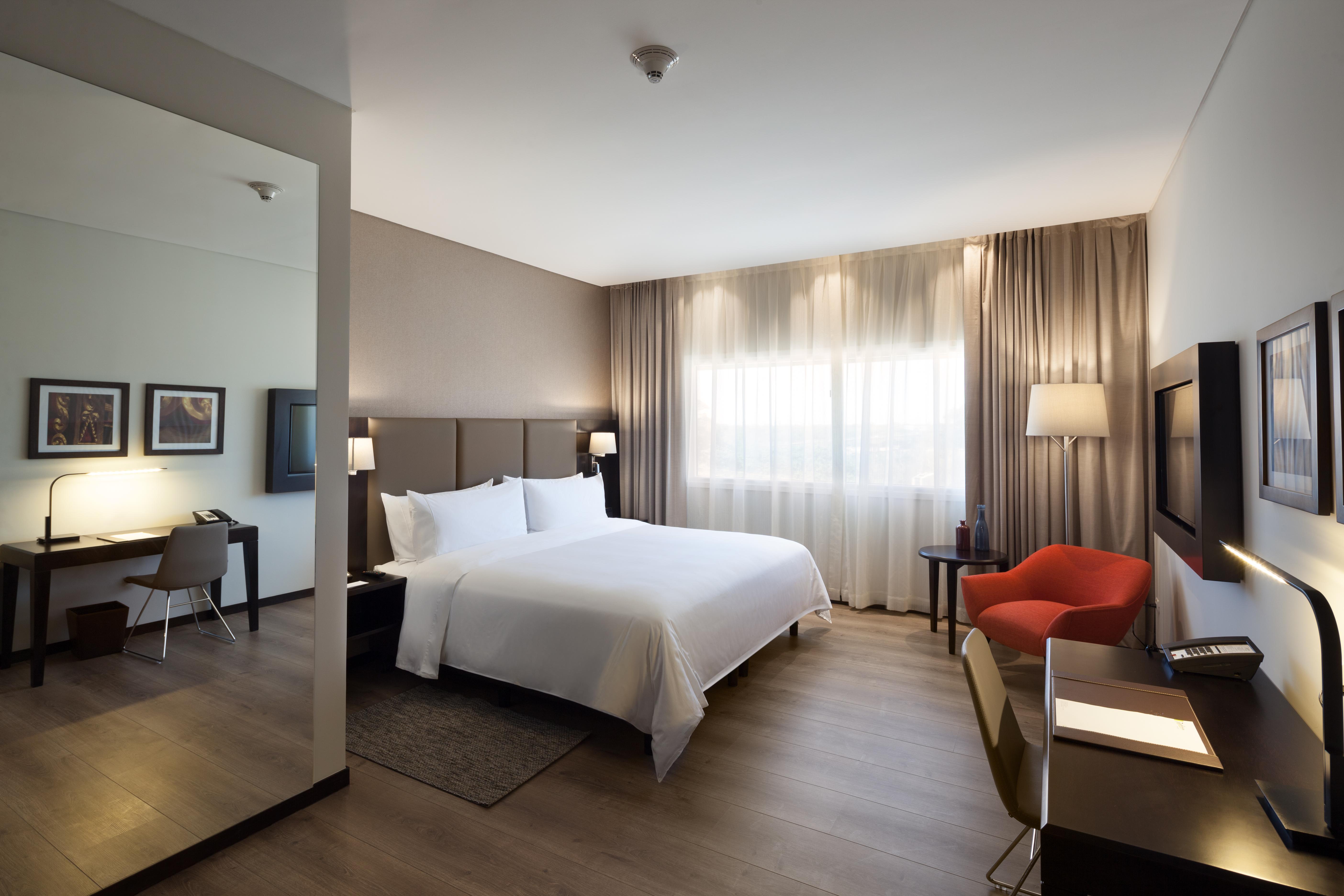 Radisson Hotel Santa Cruz Санта-Крус-де-ла-Сьерра Экстерьер фото