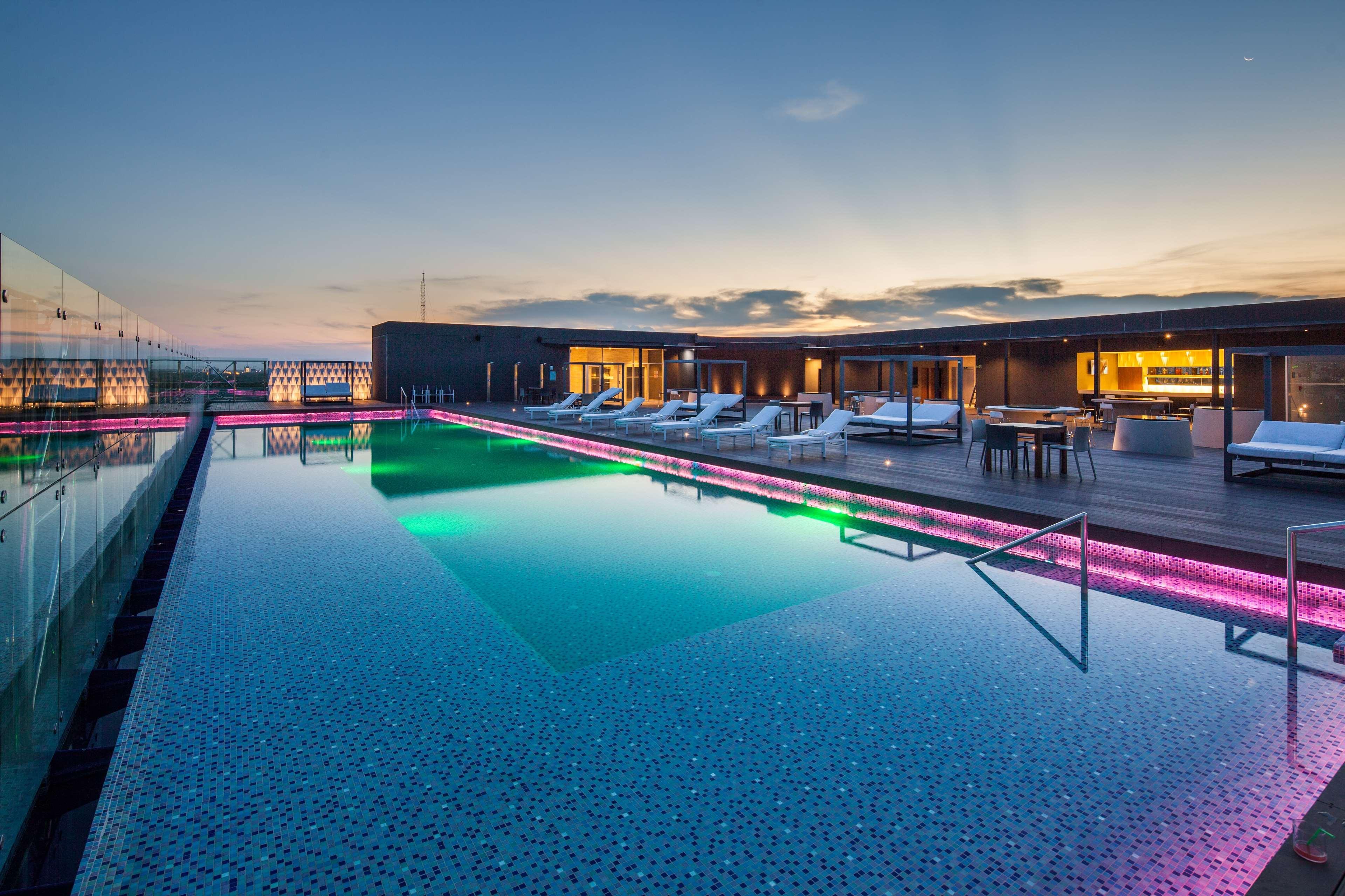 Radisson Hotel Santa Cruz Санта-Крус-де-ла-Сьерра Экстерьер фото