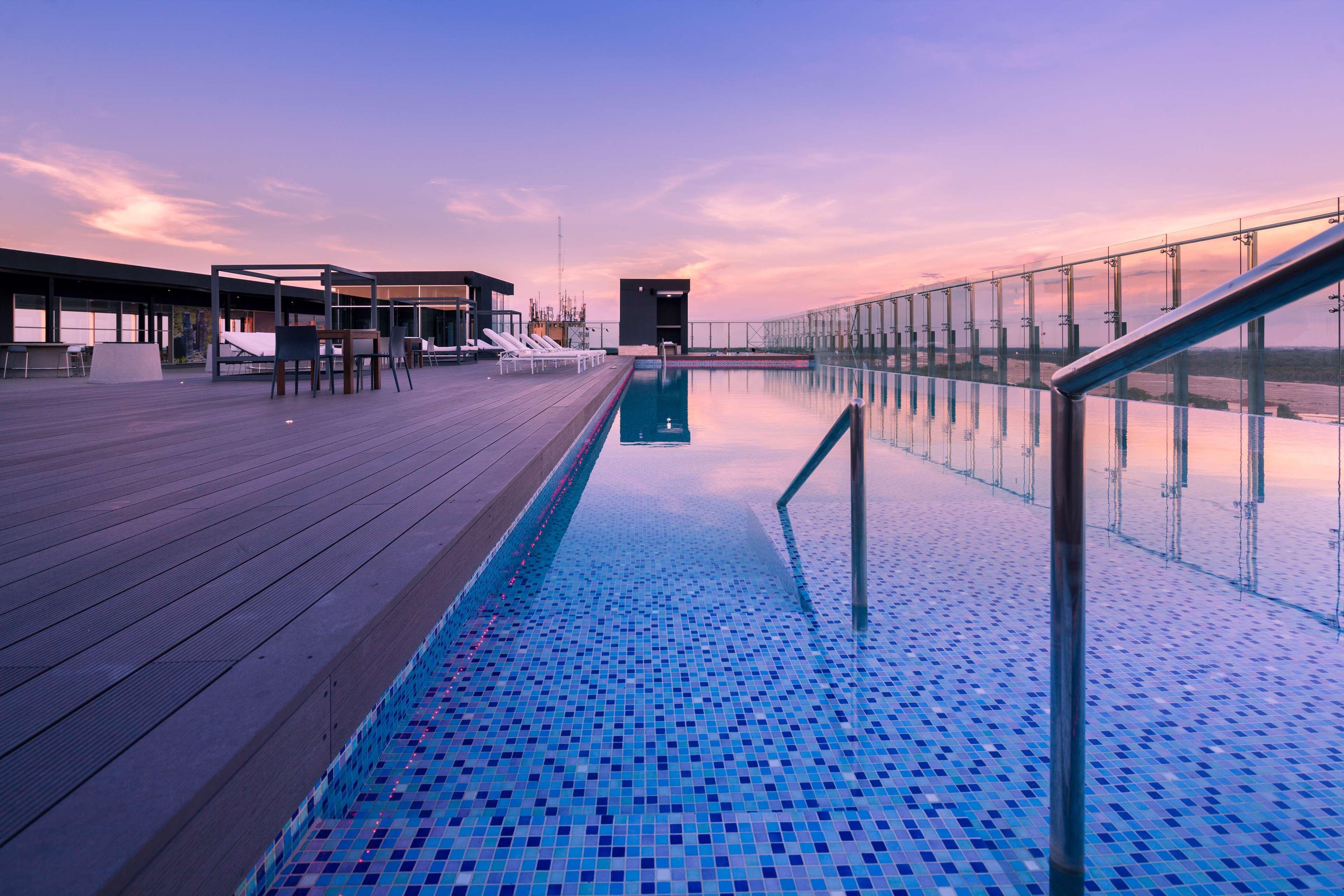 Radisson Hotel Santa Cruz Санта-Крус-де-ла-Сьерра Экстерьер фото