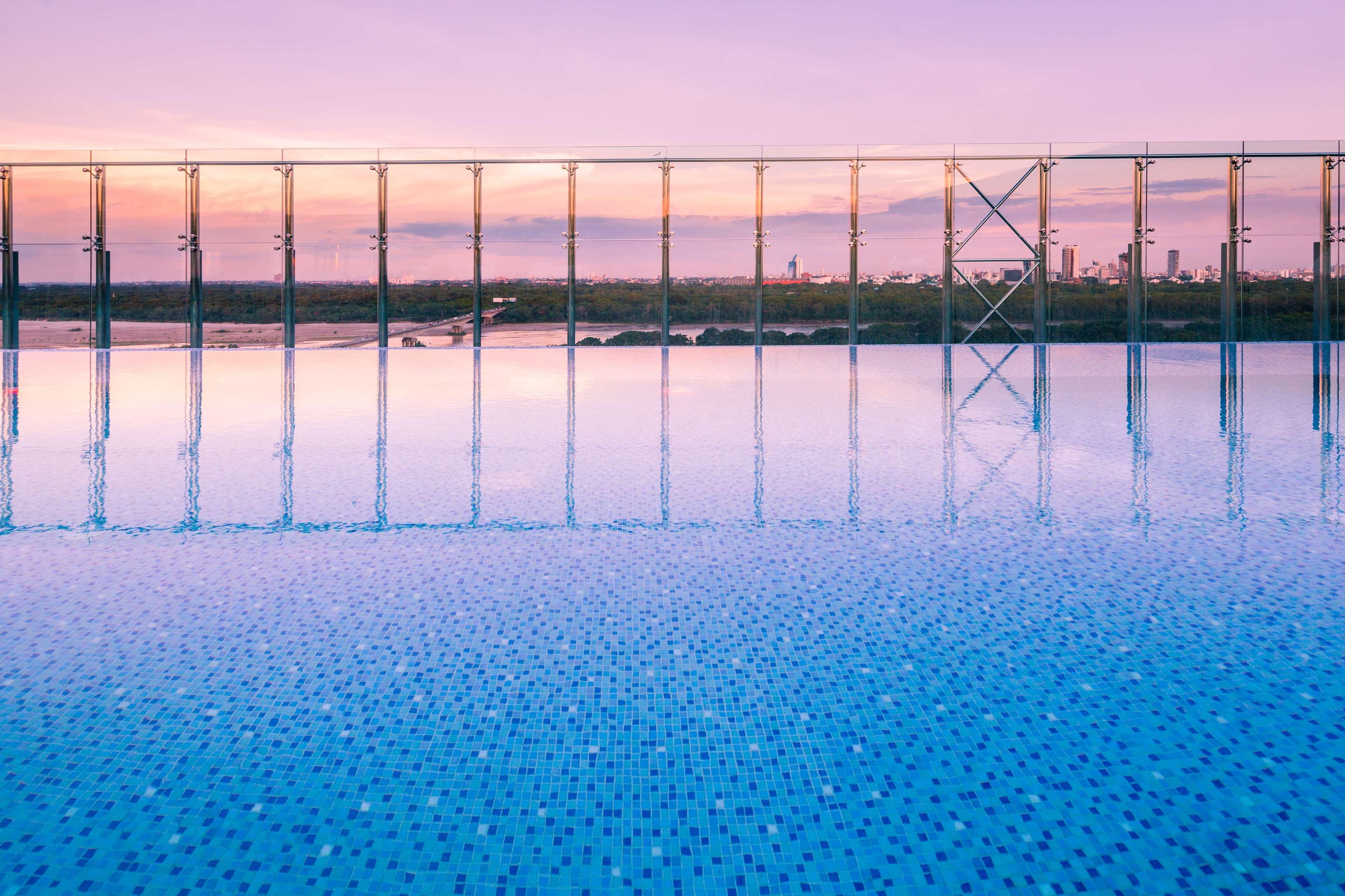 Radisson Hotel Santa Cruz Санта-Крус-де-ла-Сьерра Экстерьер фото