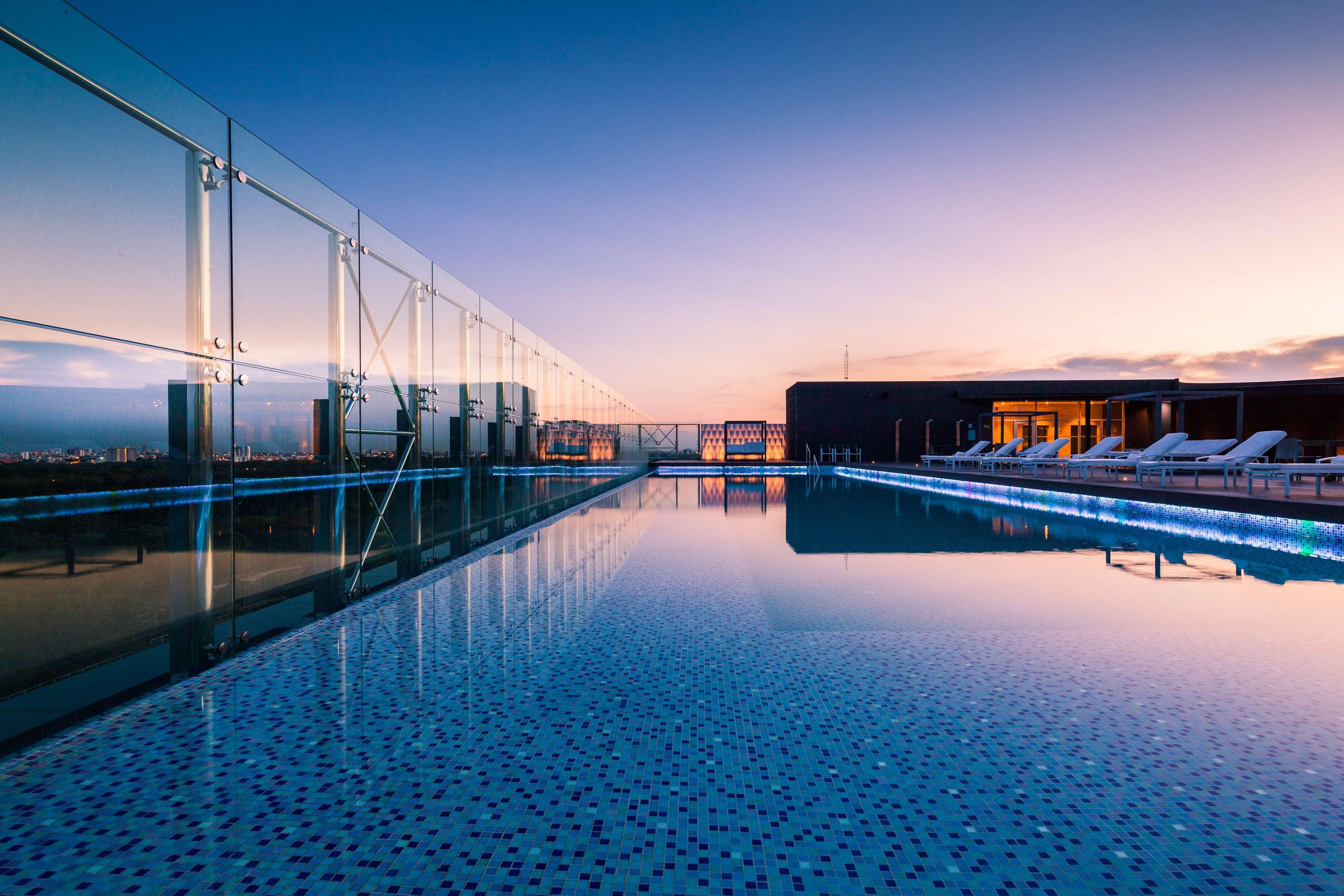 Radisson Hotel Santa Cruz Санта-Крус-де-ла-Сьерра Экстерьер фото