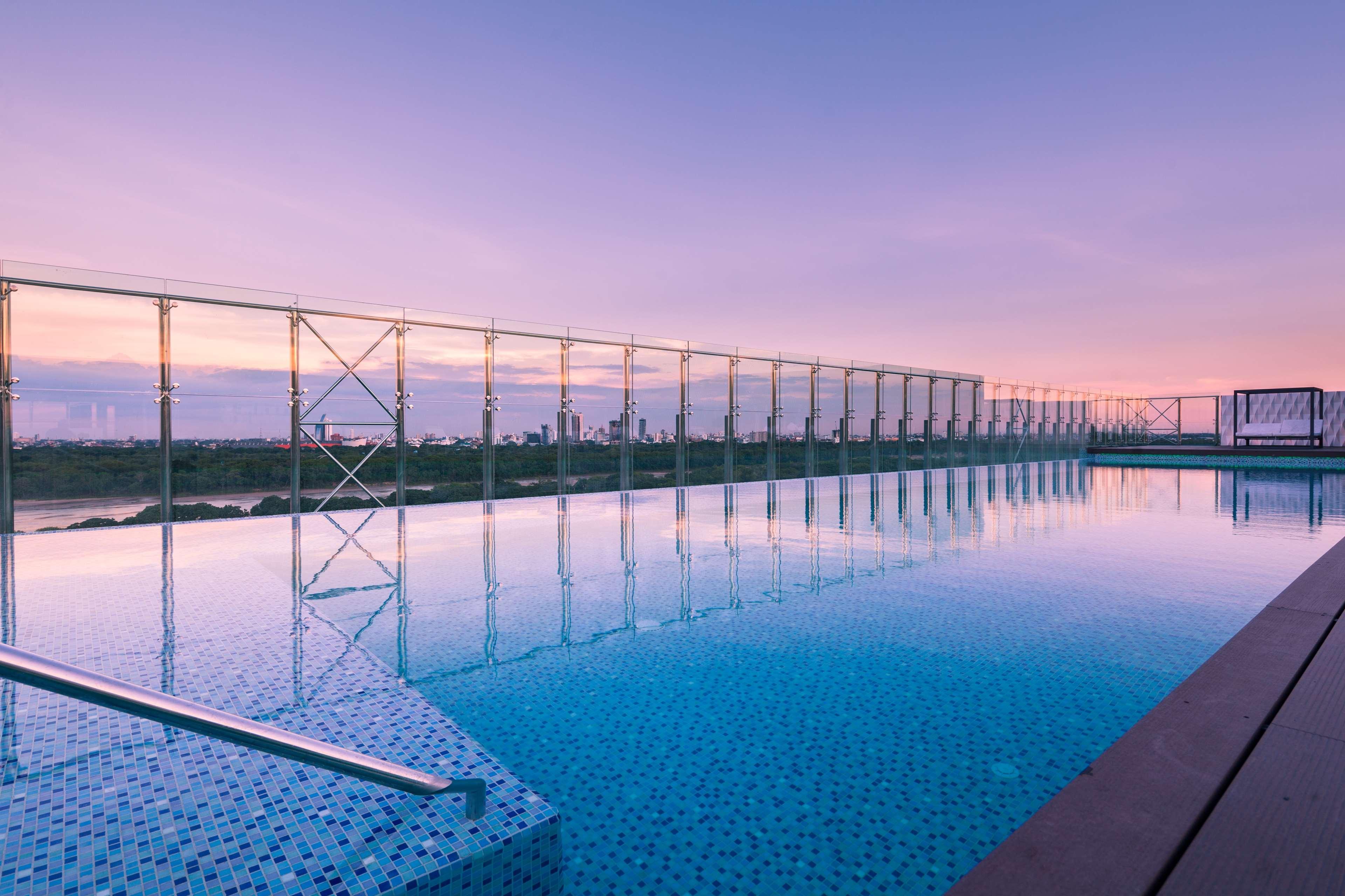 Radisson Hotel Santa Cruz Санта-Крус-де-ла-Сьерра Экстерьер фото