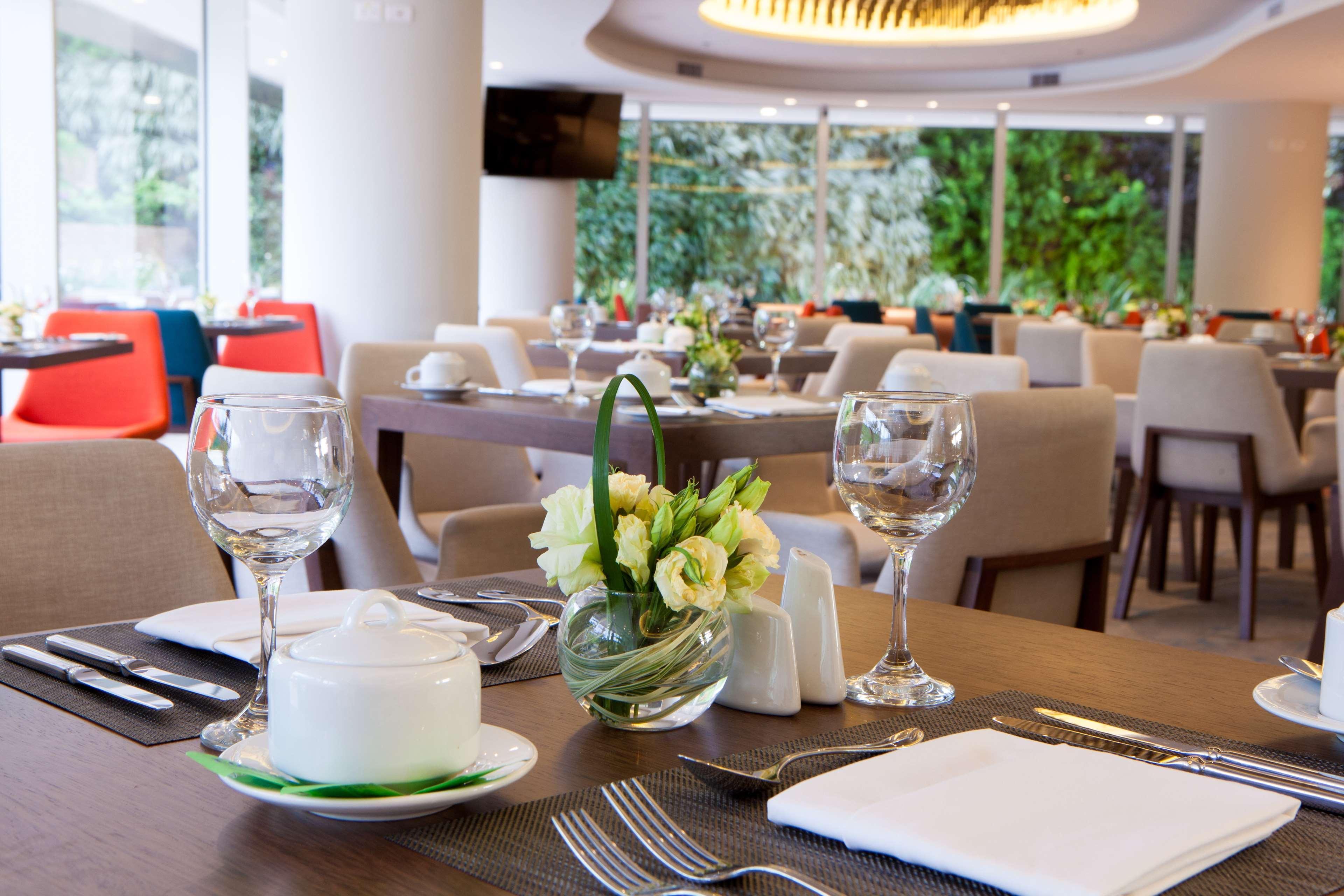 Radisson Hotel Santa Cruz Санта-Крус-де-ла-Сьерра Экстерьер фото