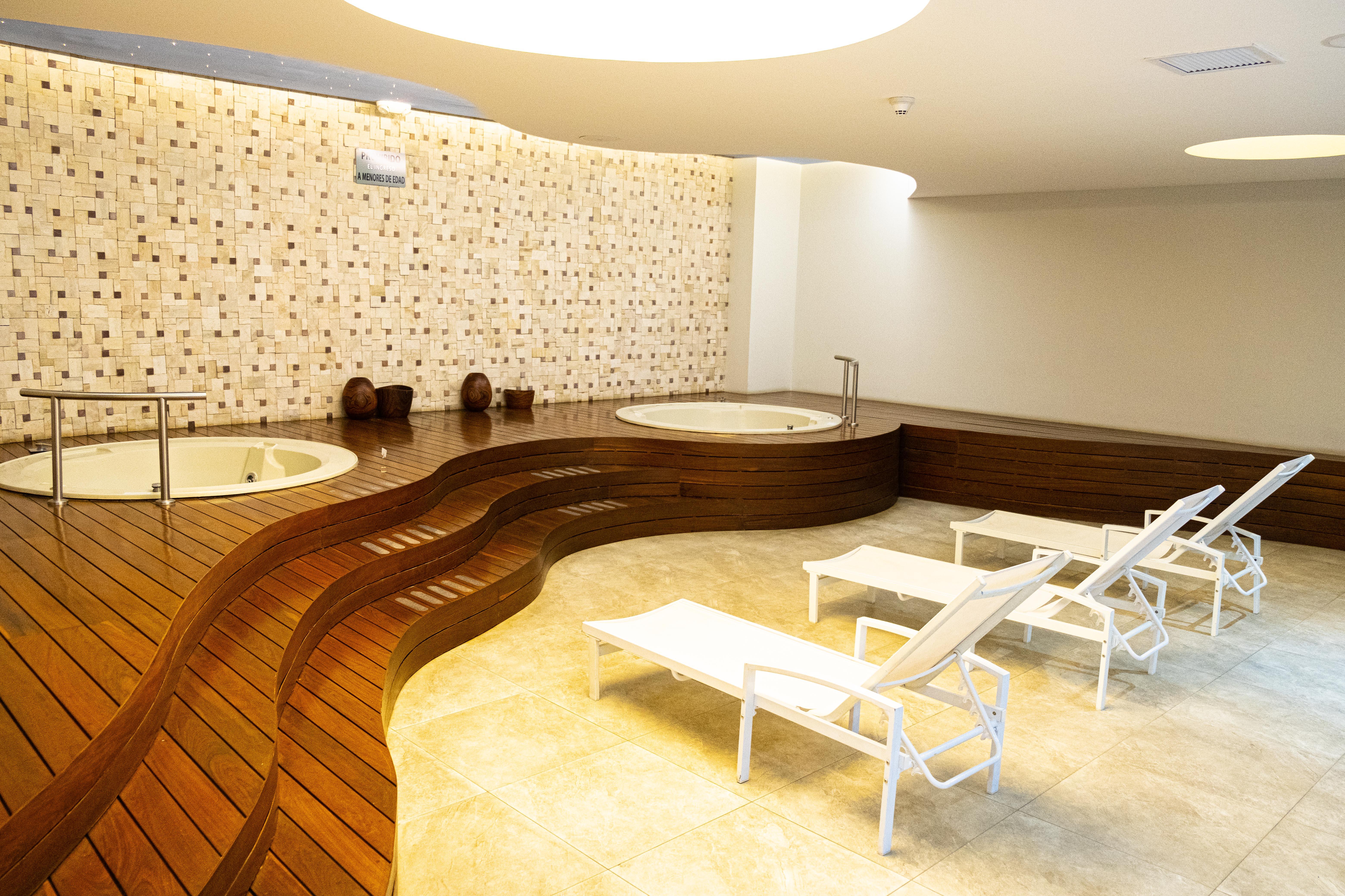 Radisson Hotel Santa Cruz Санта-Крус-де-ла-Сьерра Экстерьер фото