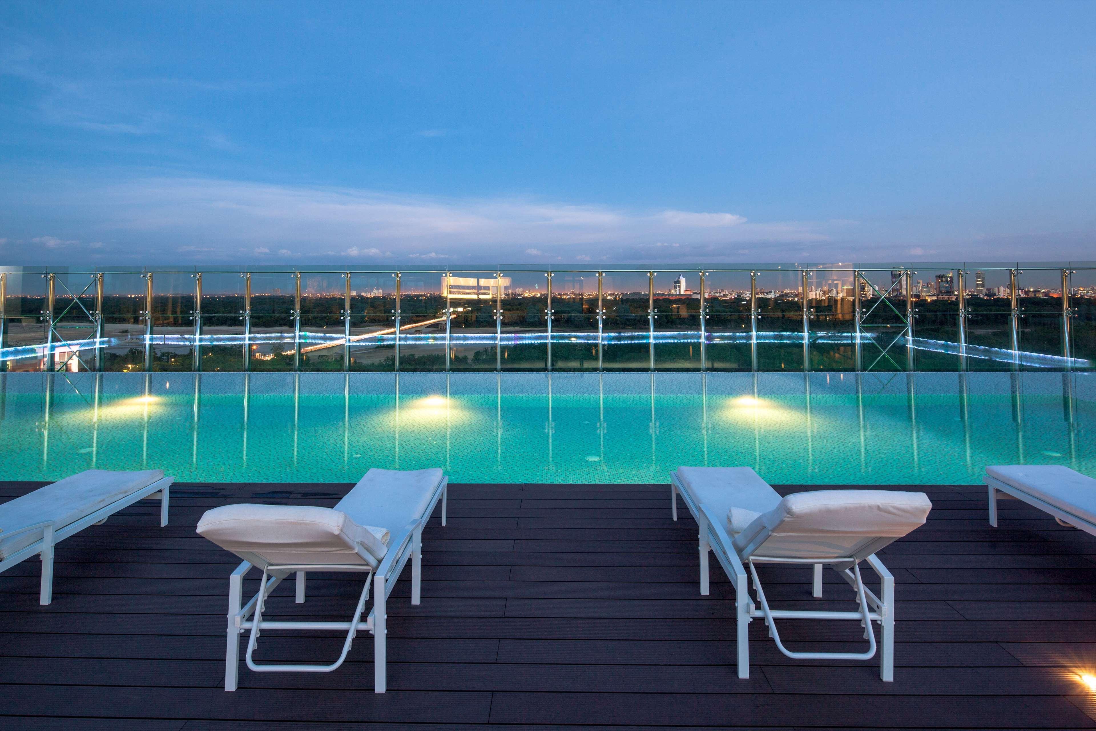 Radisson Hotel Santa Cruz Санта-Крус-де-ла-Сьерра Экстерьер фото