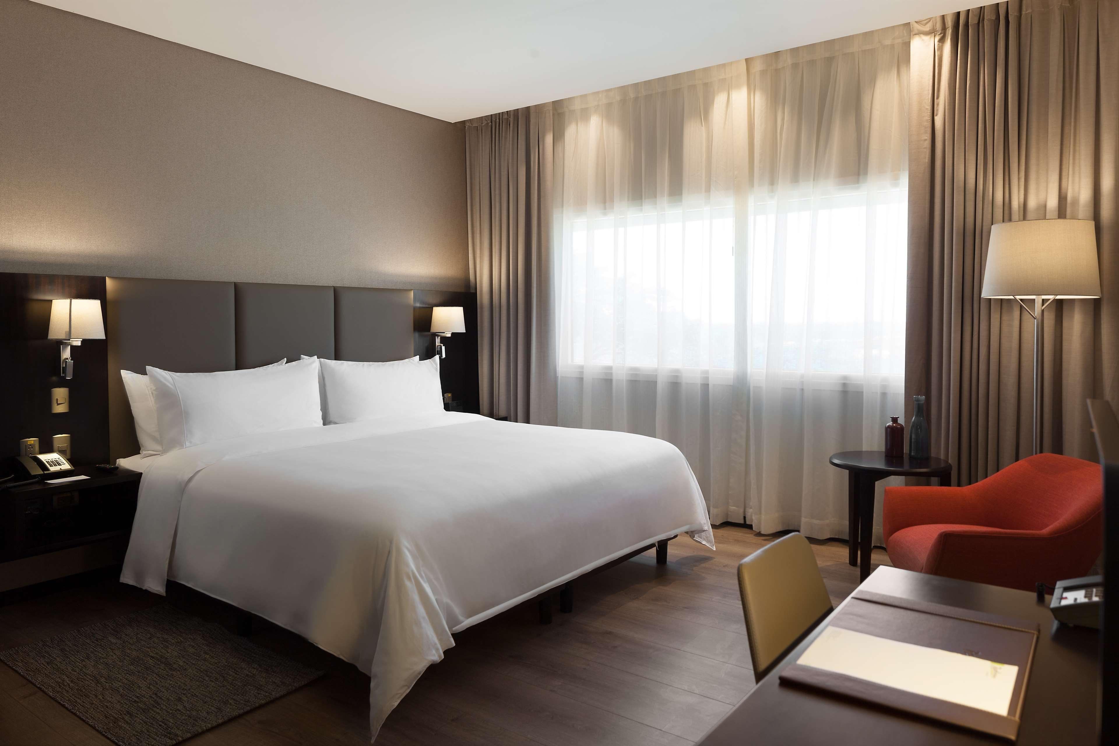Radisson Hotel Santa Cruz Санта-Крус-де-ла-Сьерра Экстерьер фото