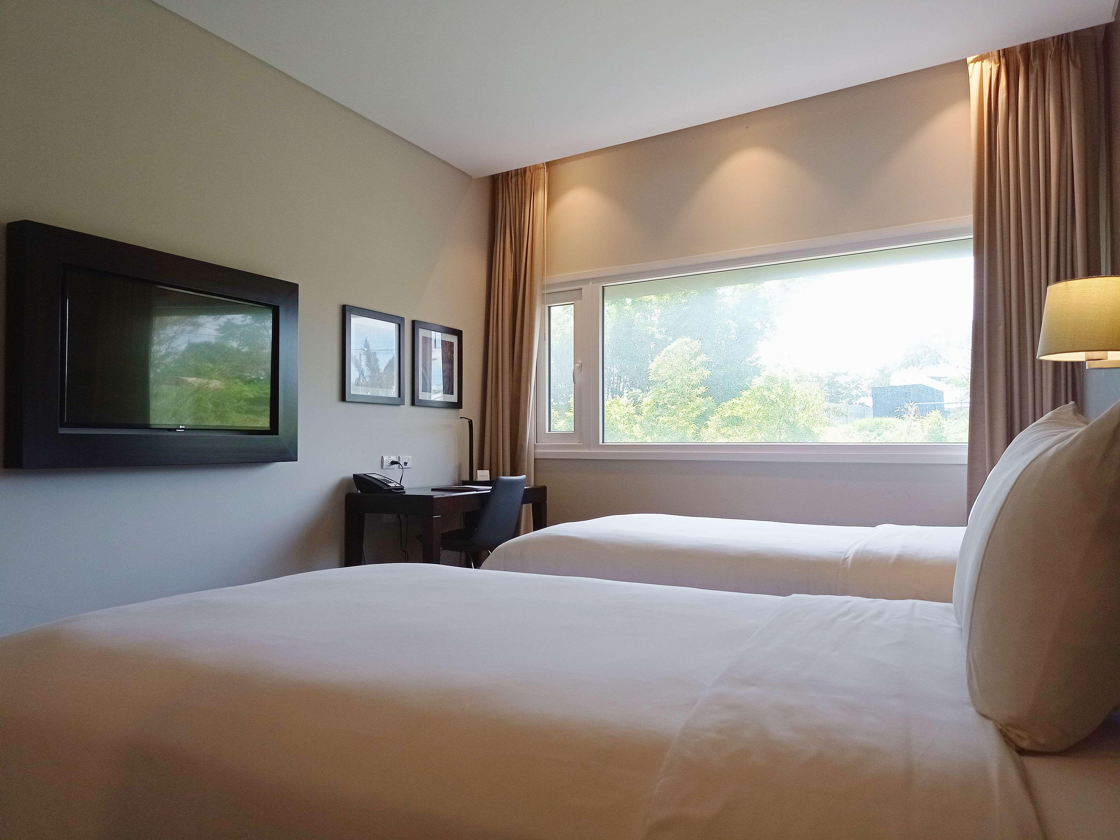 Radisson Hotel Santa Cruz Санта-Крус-де-ла-Сьерра Экстерьер фото