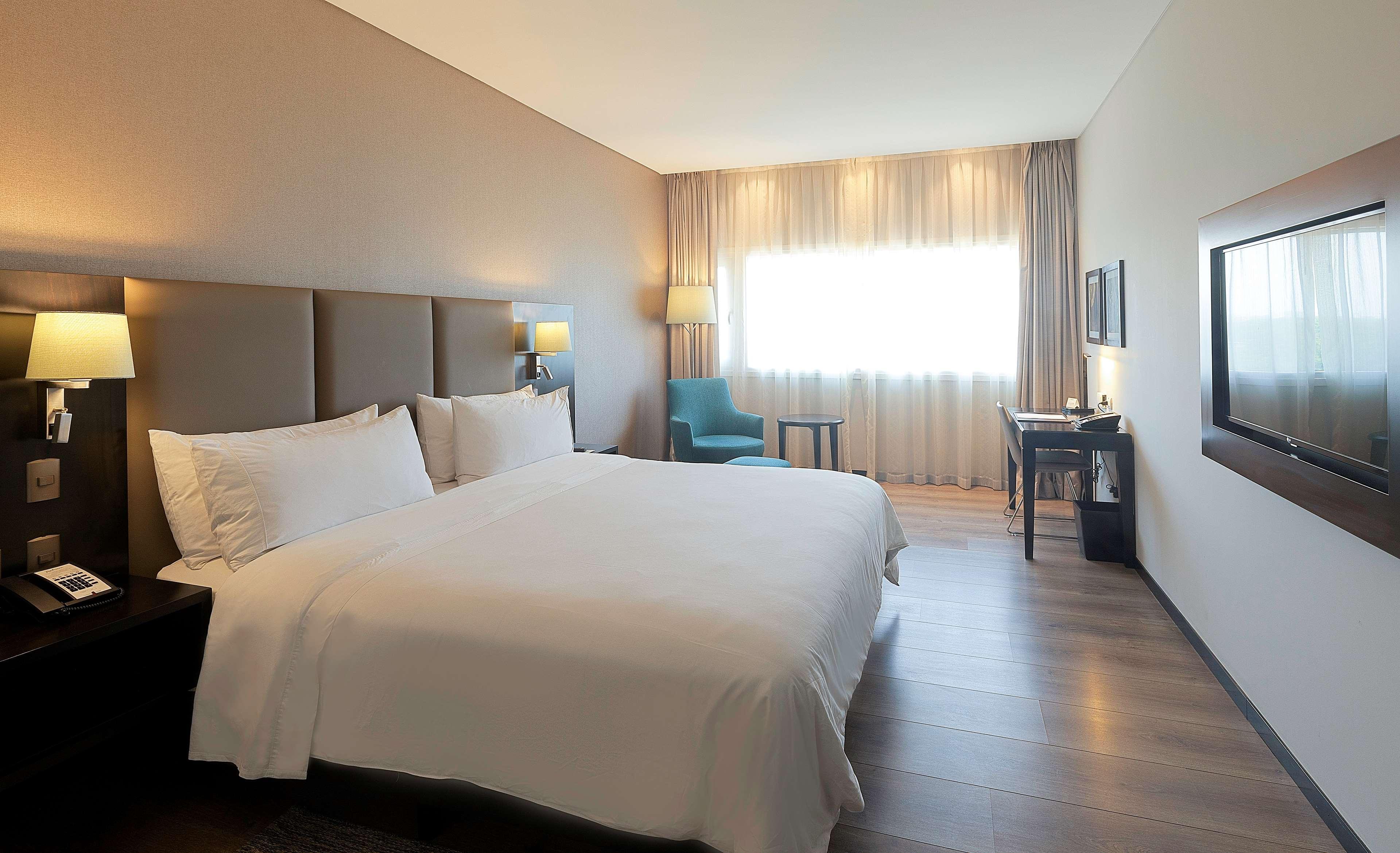 Radisson Hotel Santa Cruz Санта-Крус-де-ла-Сьерра Экстерьер фото