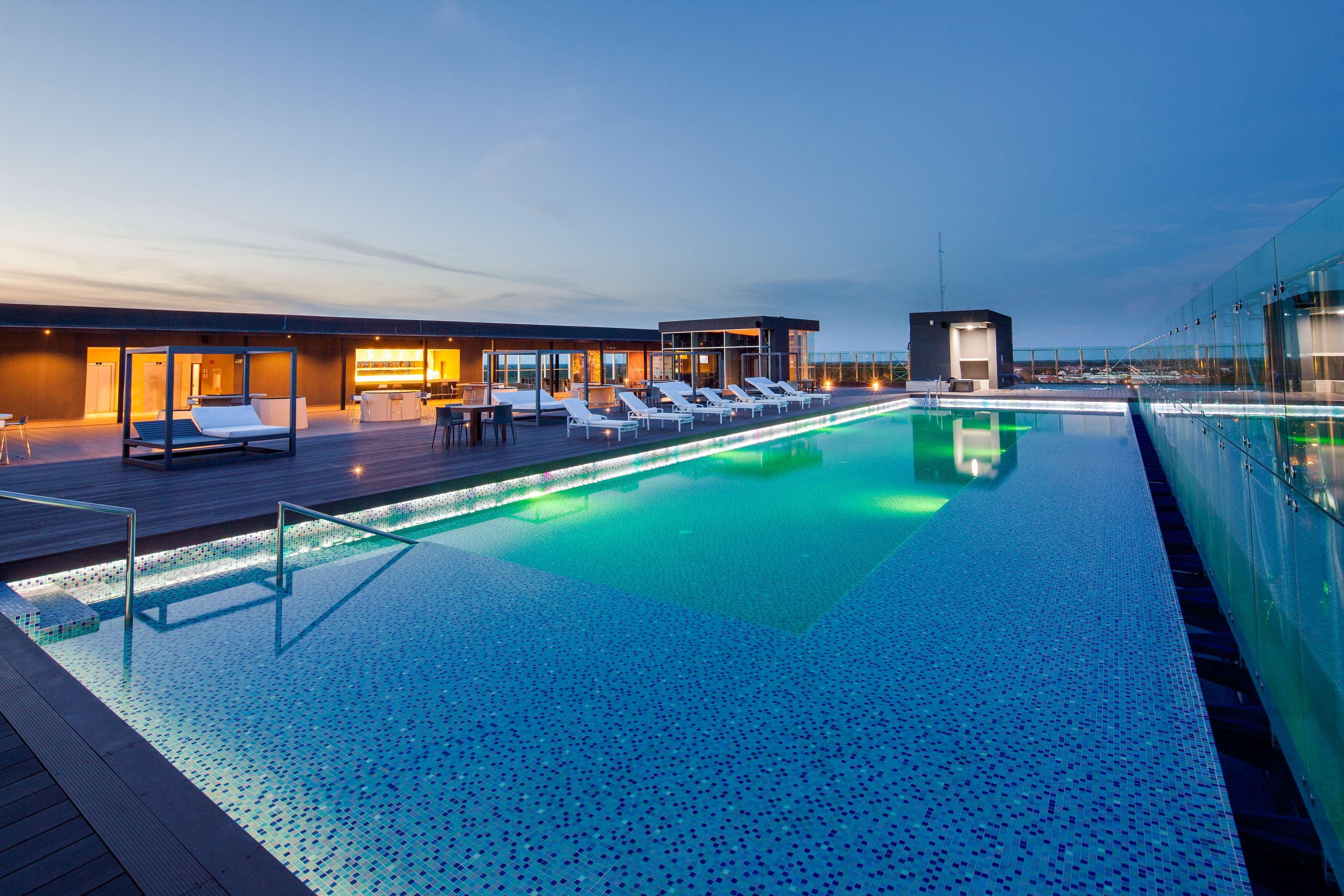 Radisson Hotel Santa Cruz Санта-Крус-де-ла-Сьерра Экстерьер фото