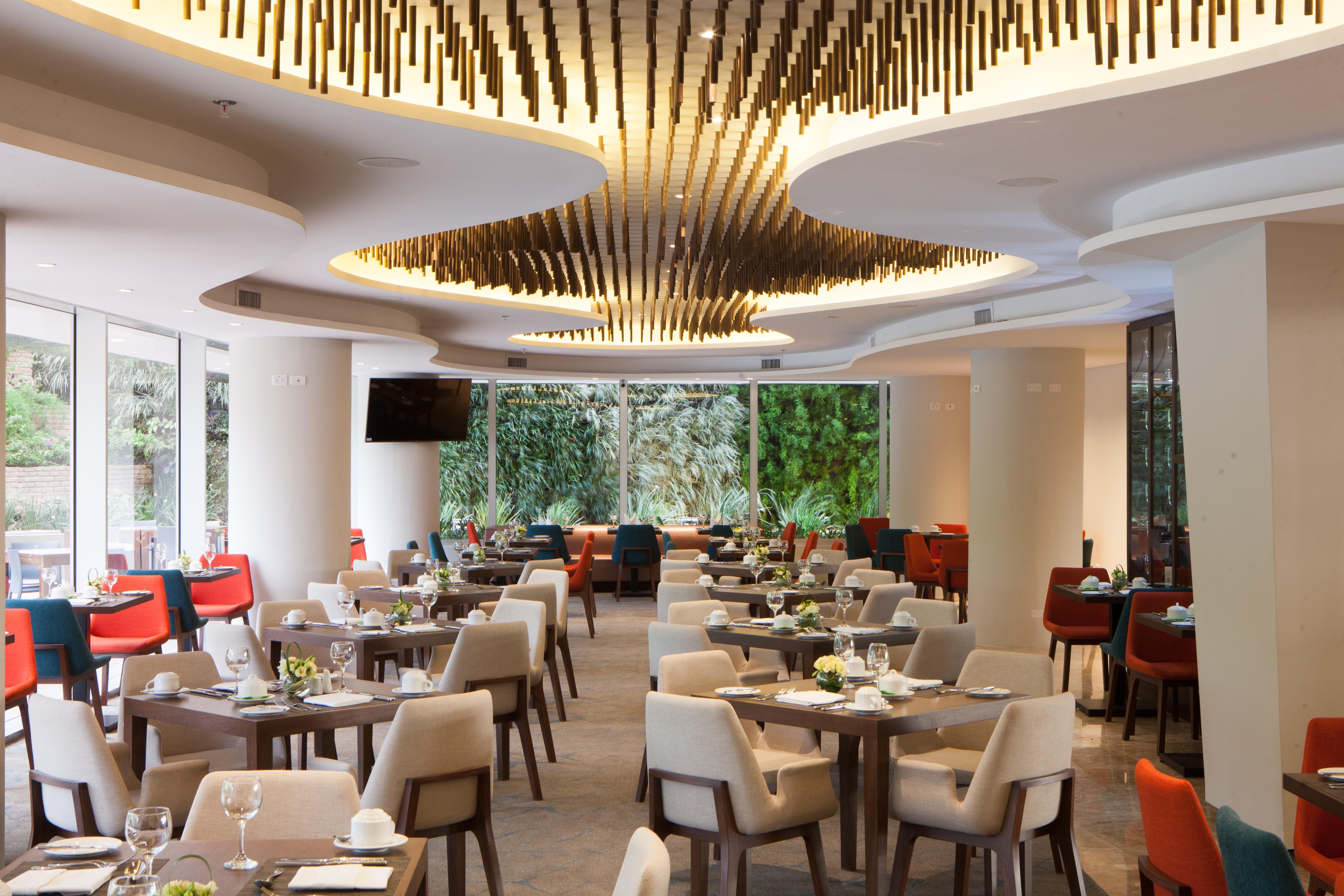Radisson Hotel Santa Cruz Санта-Крус-де-ла-Сьерра Экстерьер фото